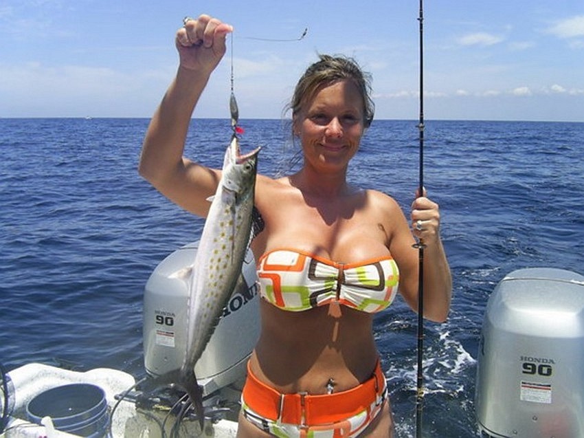 Секси девушки с удочками на рыбалке 