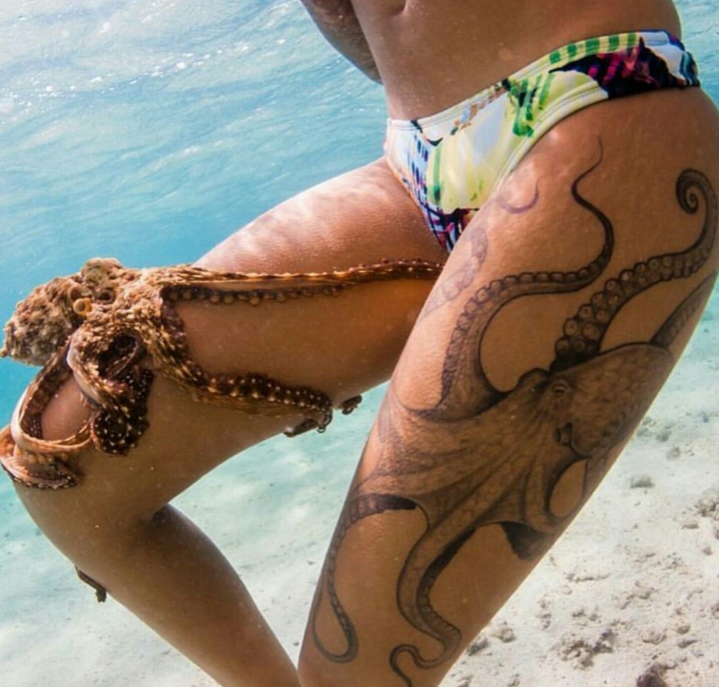 Kate Muse сняла трусики под пальмой и показала татуировку на бедре