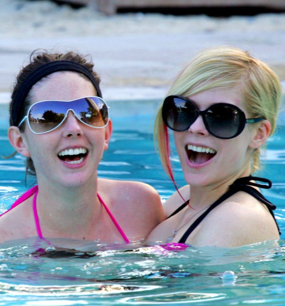 Avril Lavigne Has Lesbian Pool Sex - MyConfinedSpace