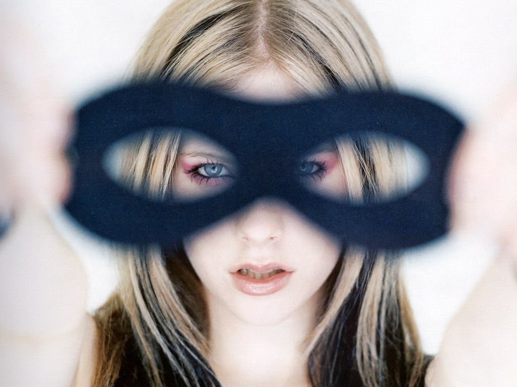 Avril Lavigne Is Masked Myconfinedspace 