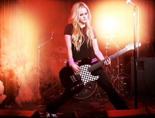 Avril Lavigne Plays The Guitar in a dramatic way