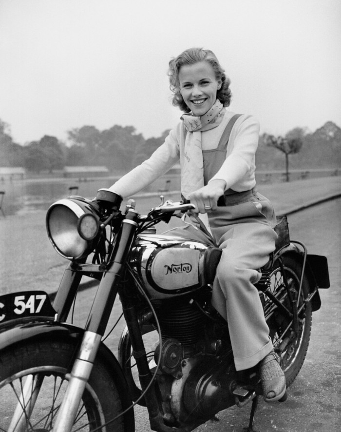 PA NEWS PHOTO 9/5/49 LONDON BORN FILM ACTRESS HONOR BLACKMAN (23 YEARS-OLD) RIDING HER MOTOR-CYCLE THROUGH HYDE PARK IN LONDON