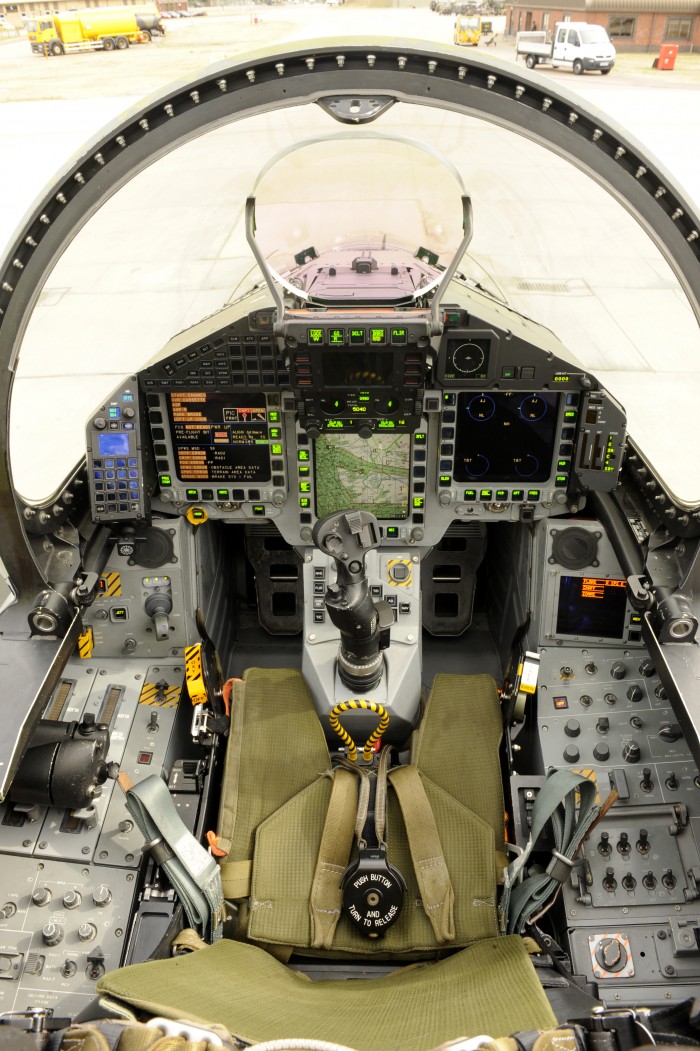 Cockpit_of_RAF_Typhoon_Fighter_MOD_45152531.jpg (8 MB)