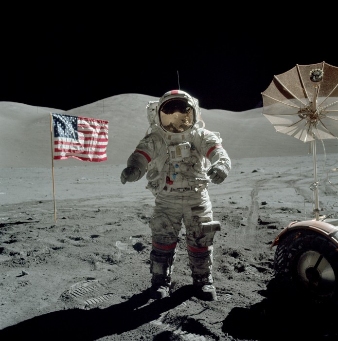 Apollo_17_Cernan_on_moon.jpg (929 KB)