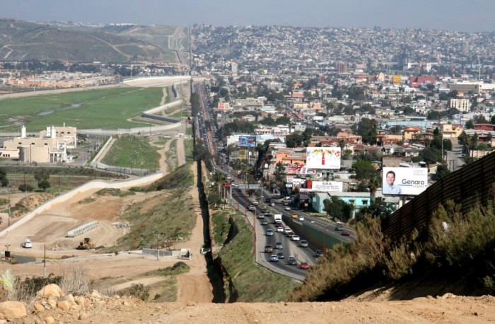 Picture_of_US_Mexico_Border.jpg (159 KB)