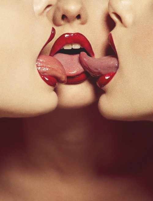 3some-kiss.jpg (48 KB)